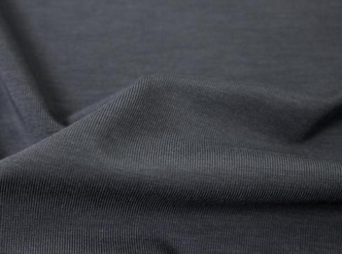 Maglia in jersey di lino e poliestere: un mix perfetto di comfort, stile e durata